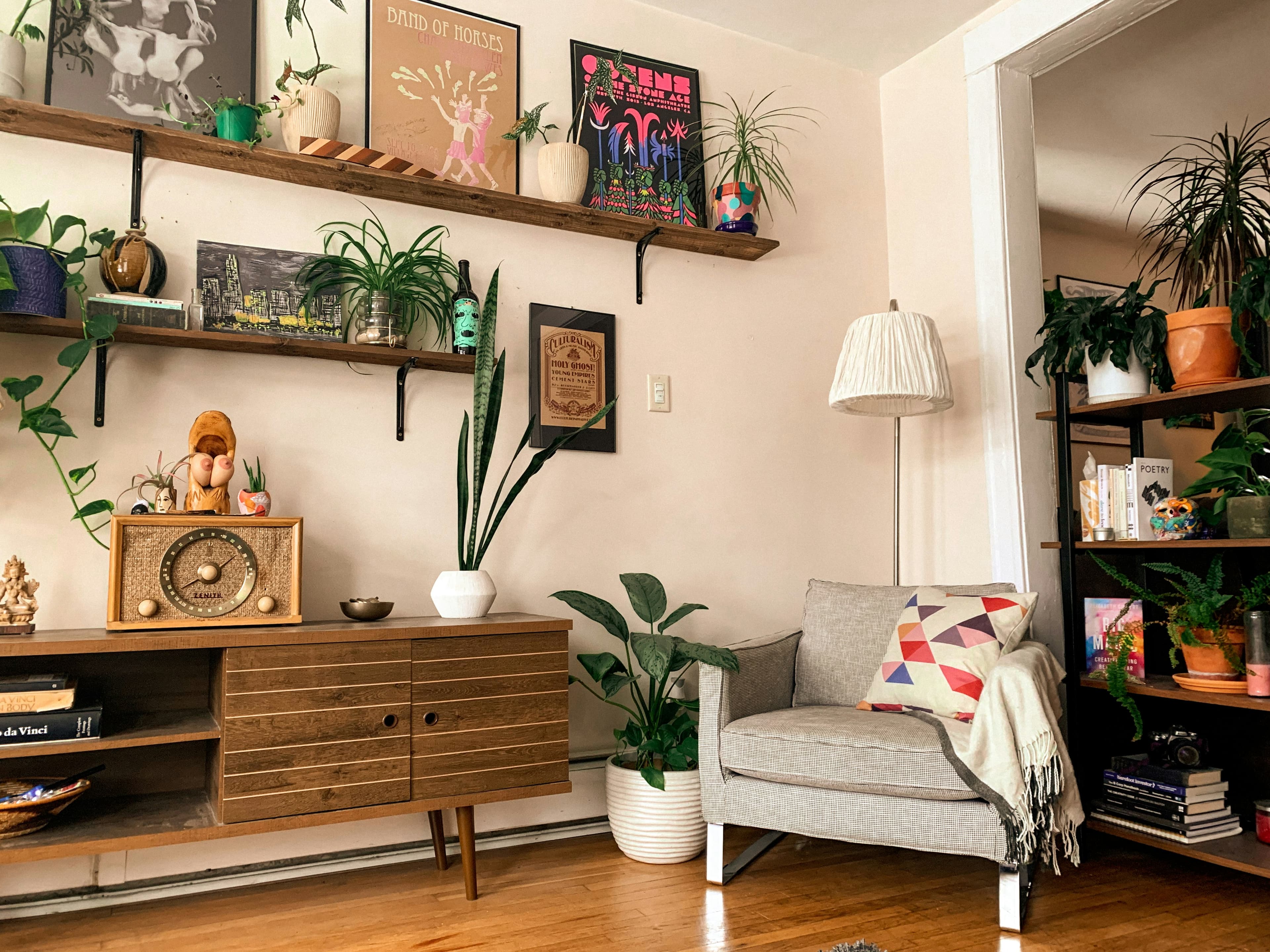 Breezy 2-Bedroom Beach-Side Apartment - Image 1
